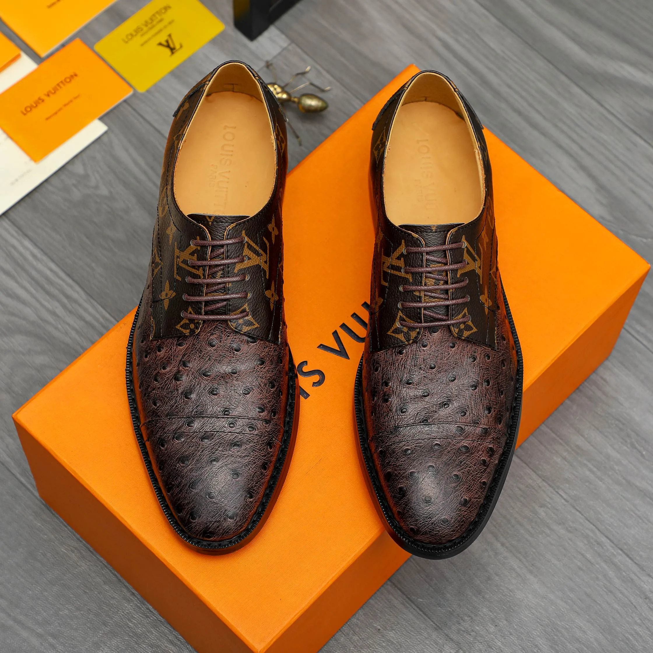 Men's shoes 💰500 Product trademark: LV "Louis Vuitton" business formal leather shoes Regular size: 39-45 (.45 customization is non-refundable) Product materials: Selected ostrich pattern cowhide stitching upper, cowhide lining, original rubber outsole